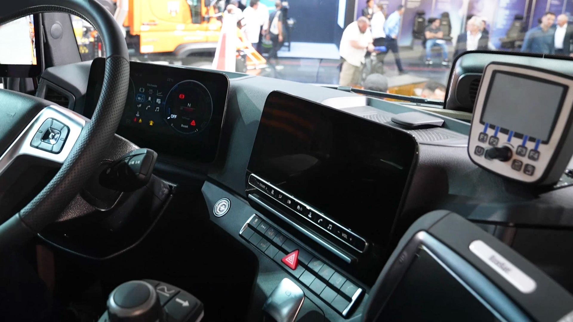 Cab concept with space for up to 6 persons and ergonomic operation