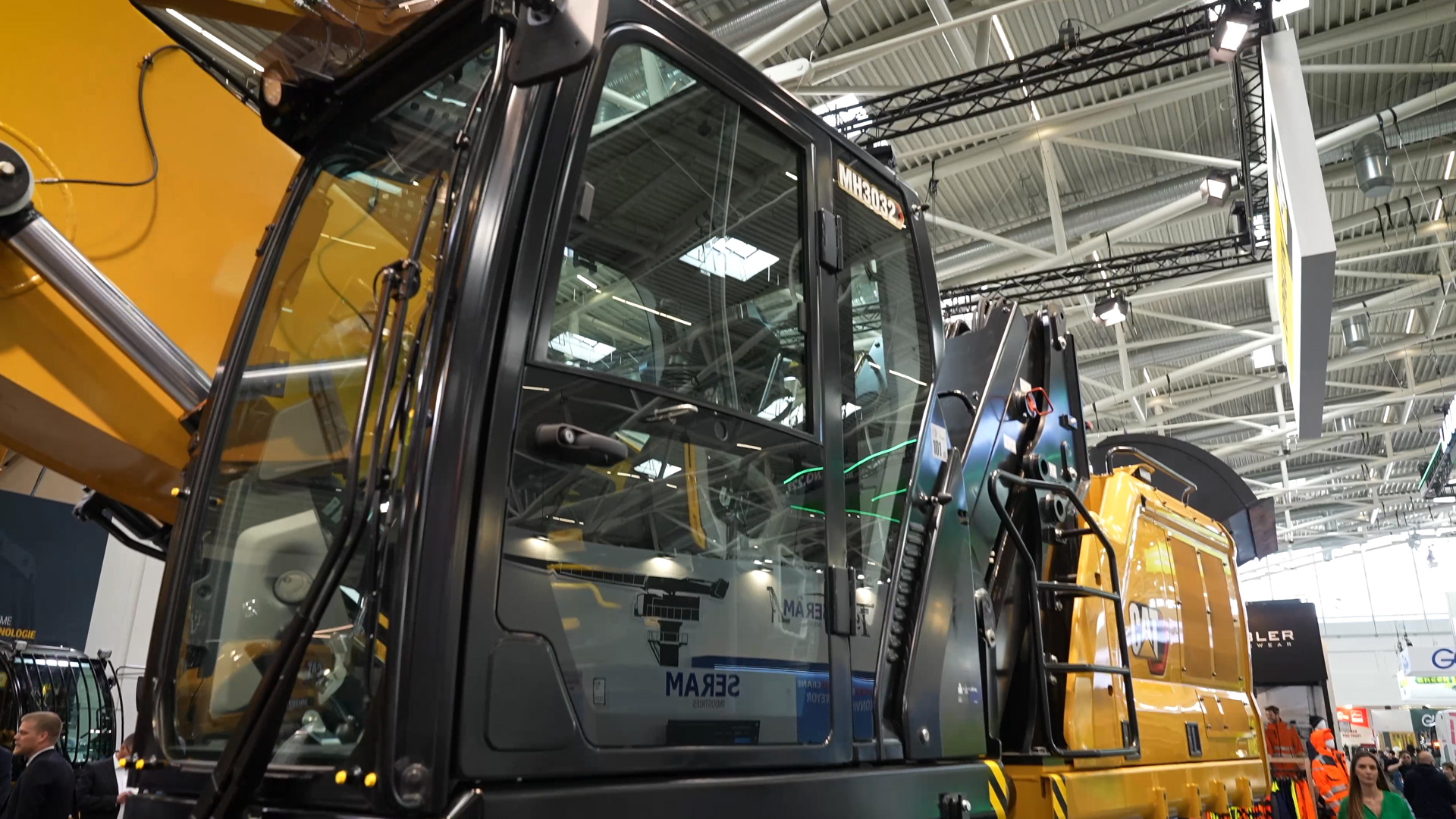 Caterpillar MH3032 Cab handling excavator