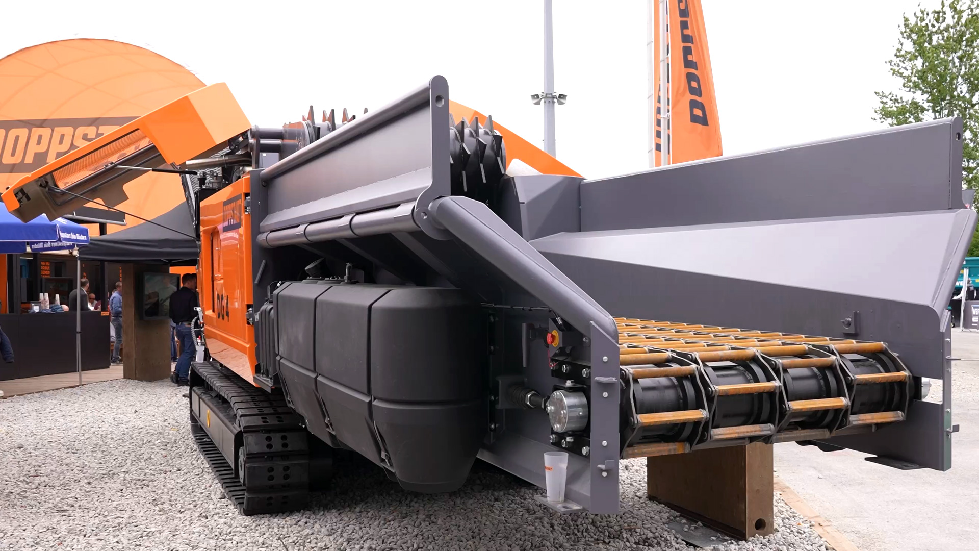 Doppstadt DG 4 set on open material feed