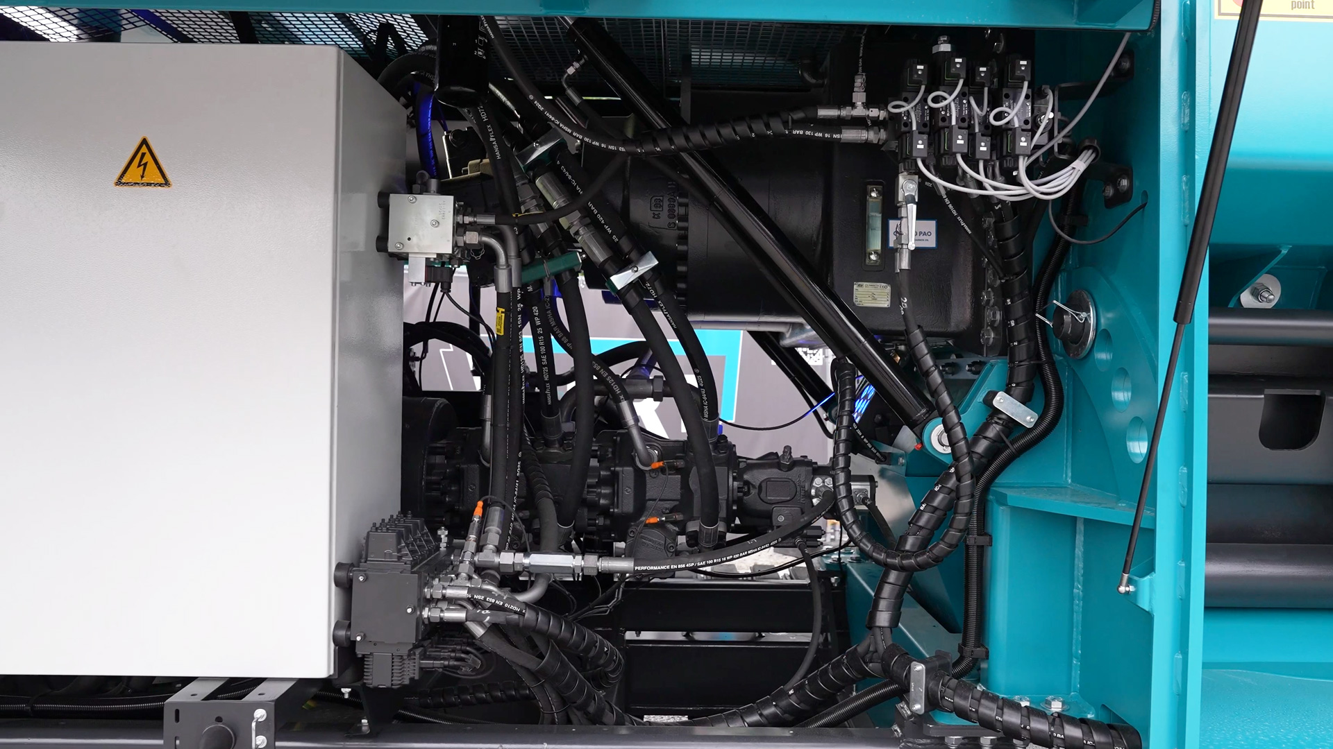 Electric mobile shredder sets to emission free operation