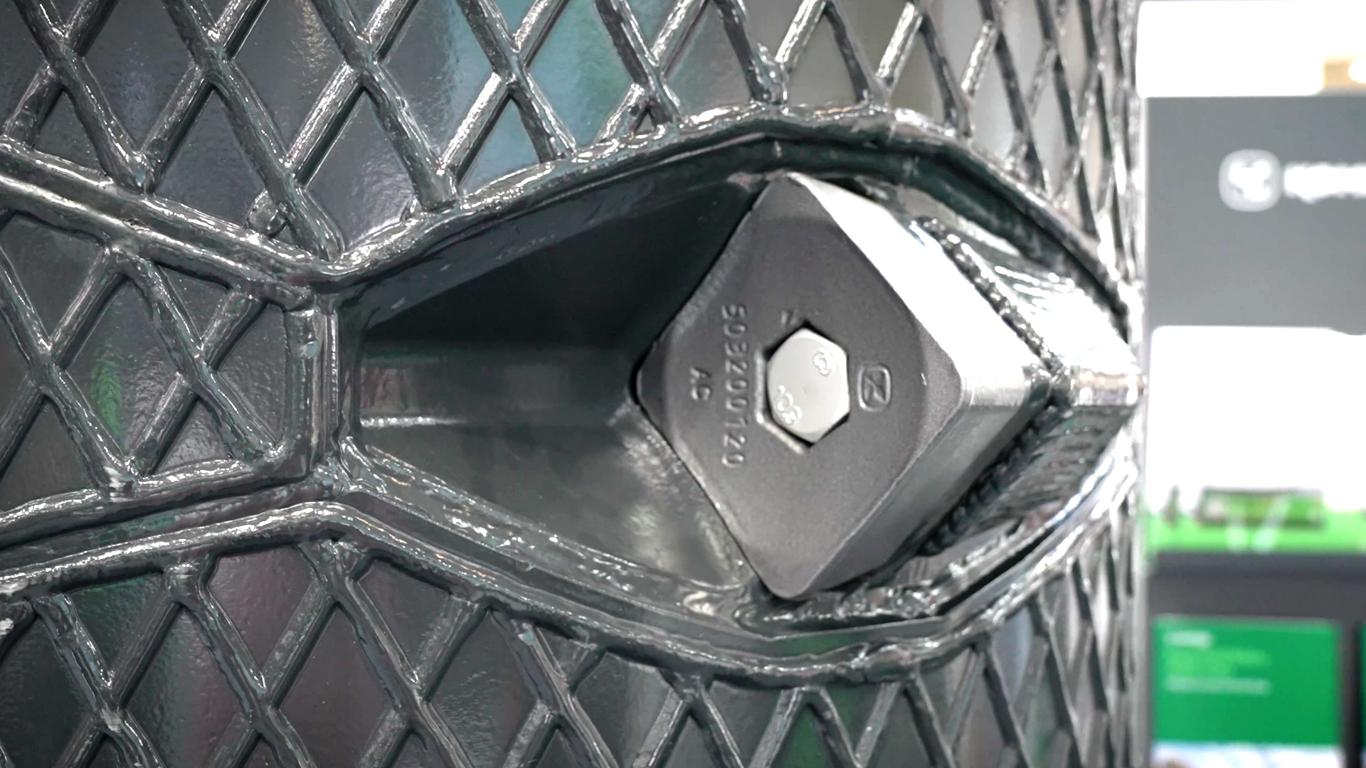 Equalizor as a middle stage shredder in the recycling process