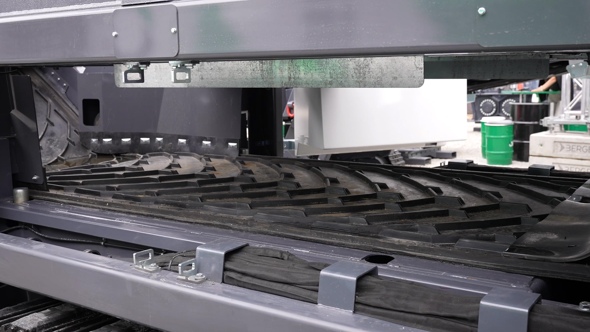 Komplet Simba processes different materials