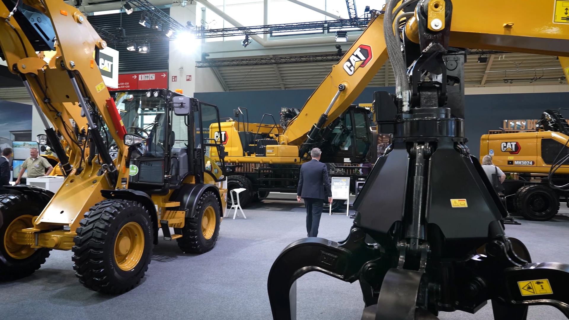 Material handling excavator Caterpillar MH3032 with changeable boom for scrap and recycling