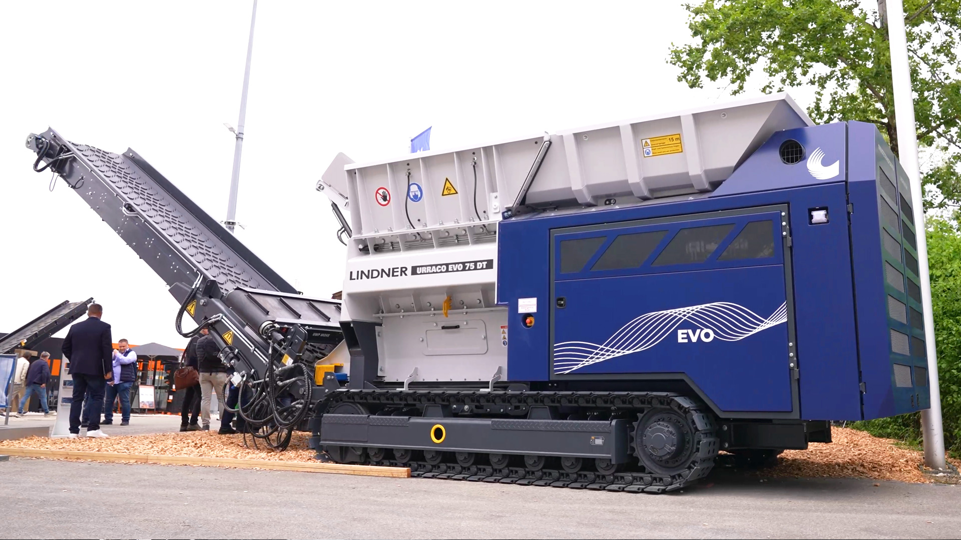 Twin shaft shredder for flexible material flows in recycling