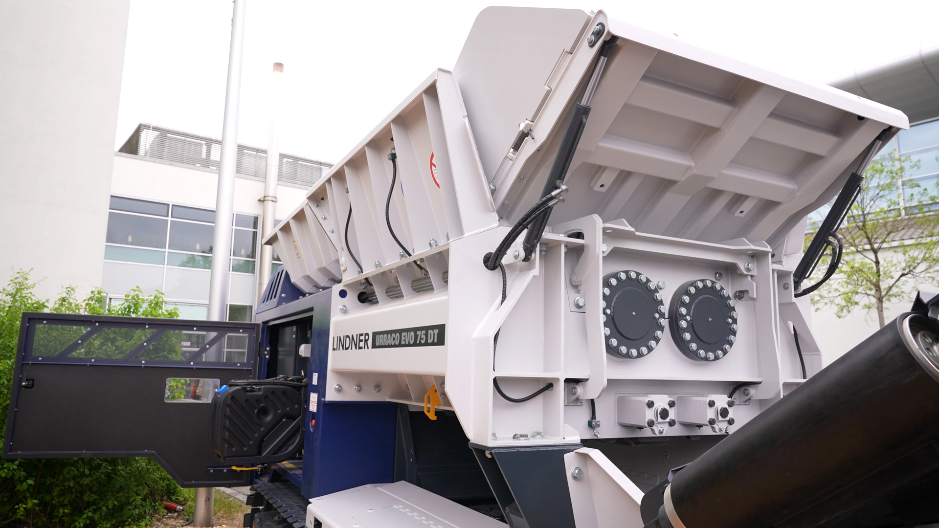 Urraco Evo 75 DT with quick change system for scrap tyres and other materials
