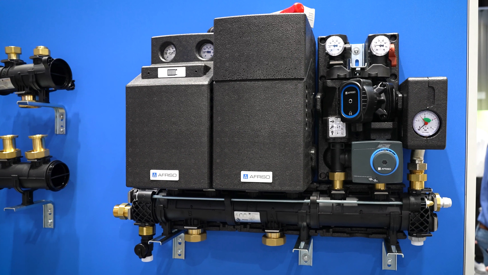 Integration of buffer storage and hydraulic soft tank in the HSM distributor