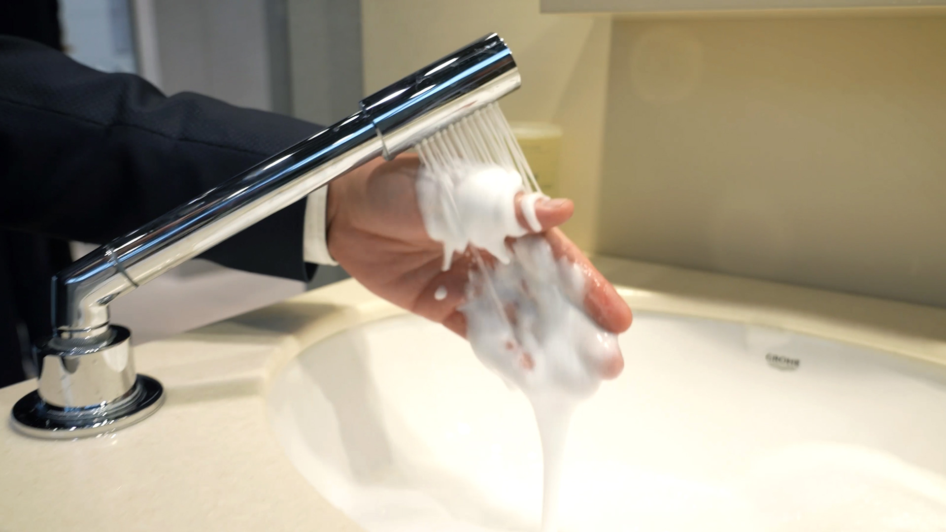 Warm foam instead of the classic rubbing in the bath while washing