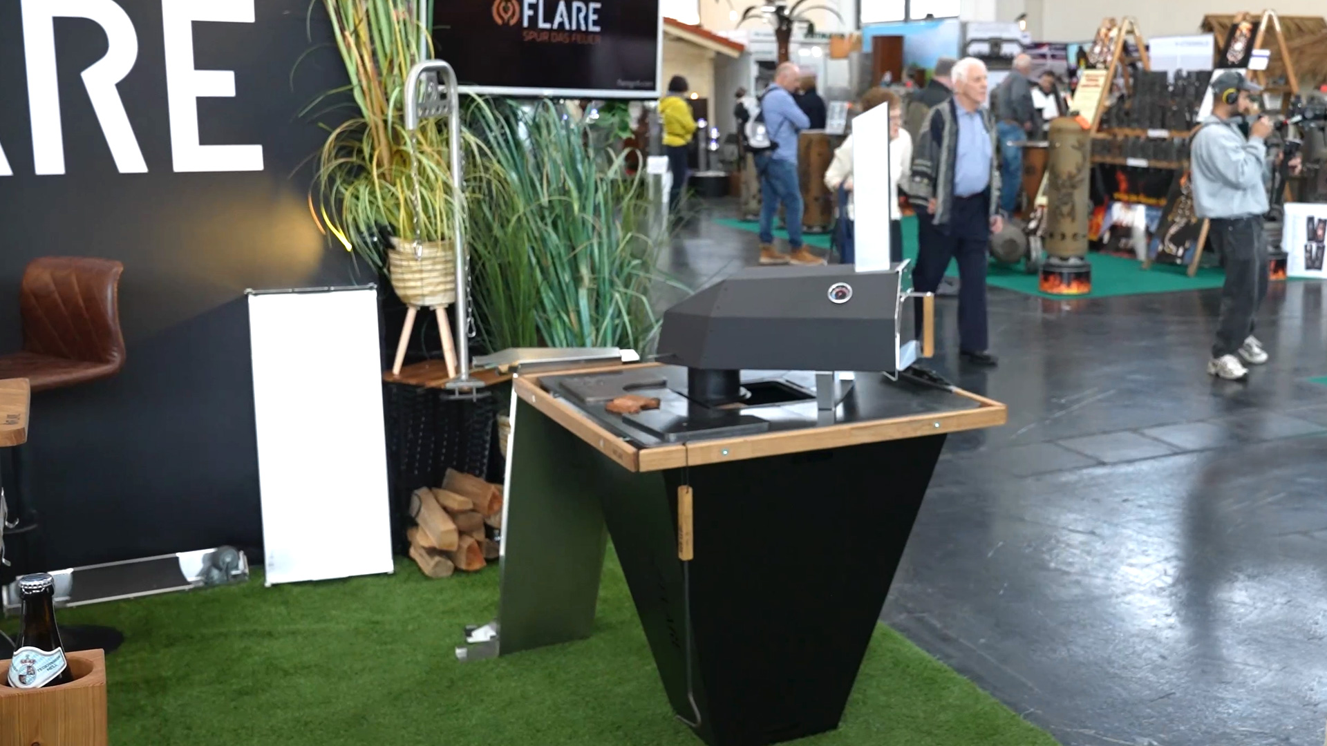 Flare Grill with fire plate as a central element