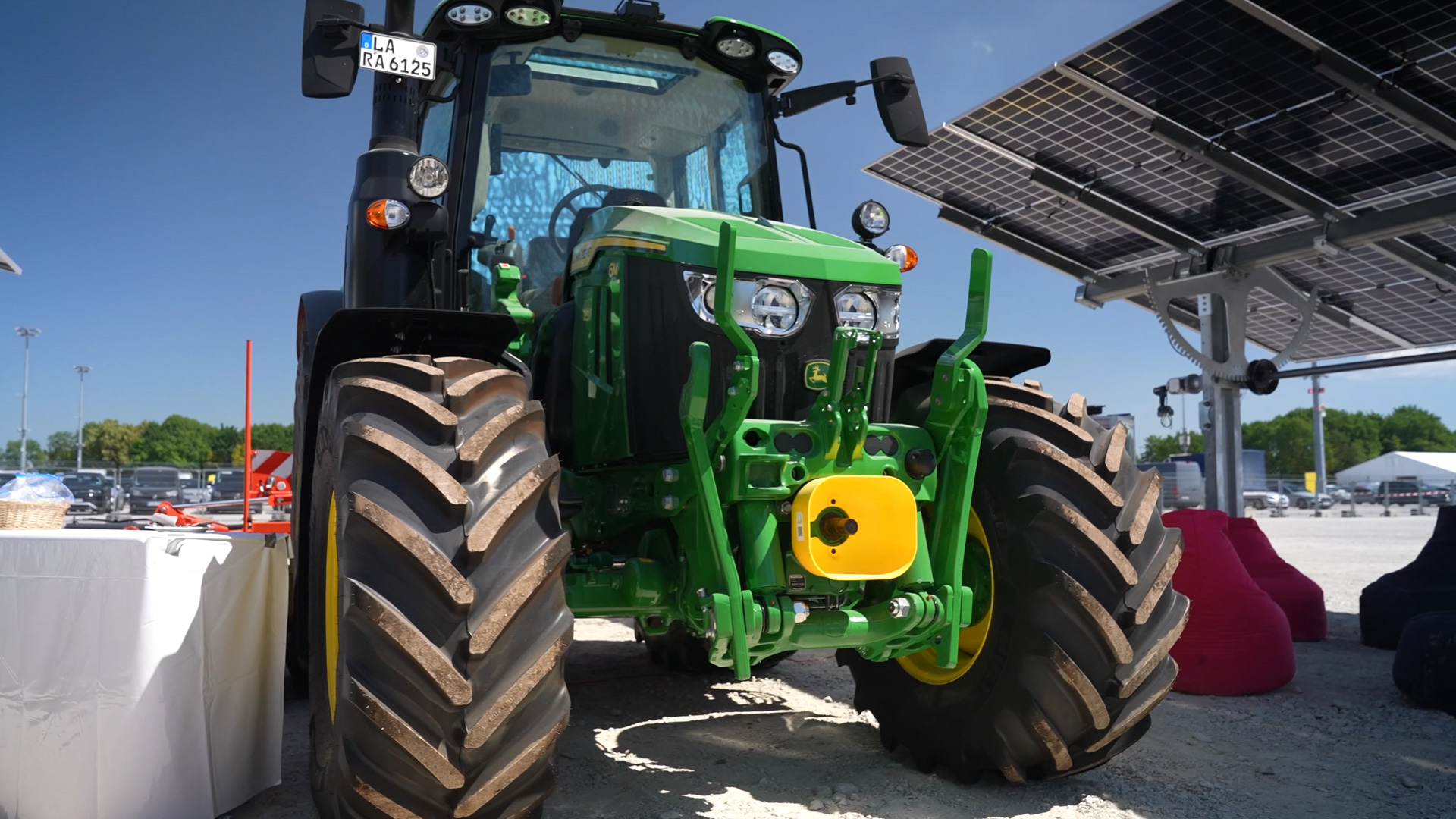Agri photovoltaics leaves room for large agricultural machinery