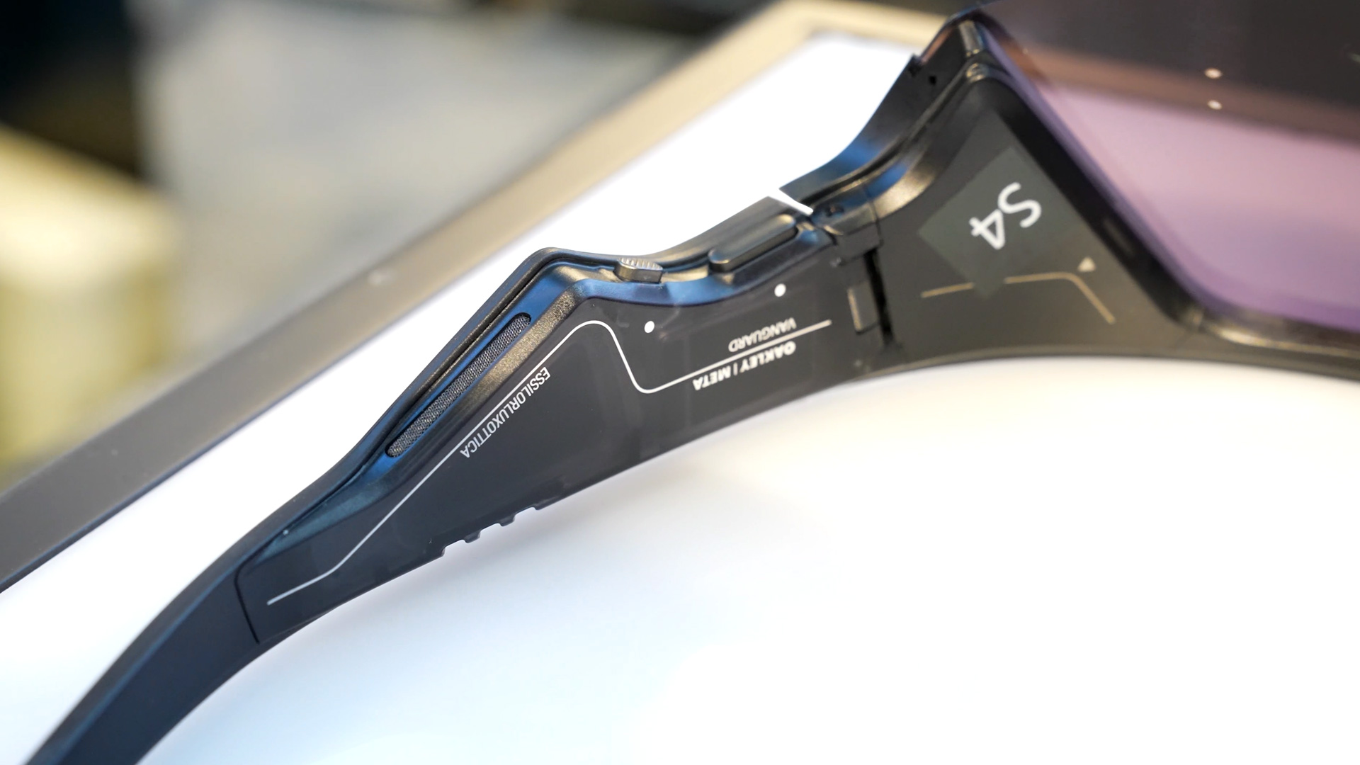 Technical features of Oakley smart glasses
