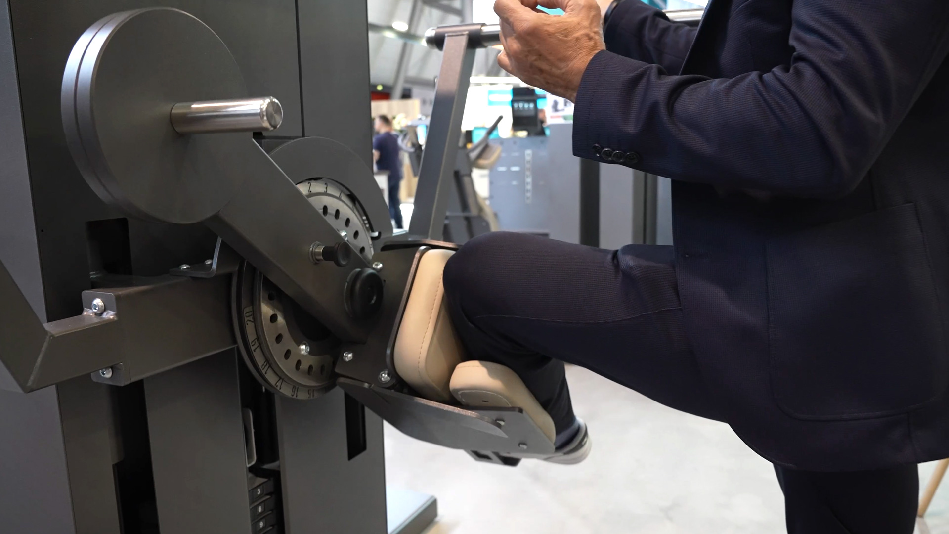 Targeted training of internal and external rotators in the hip joint