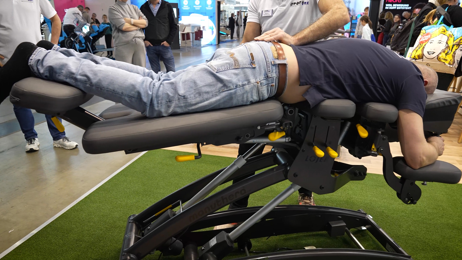 The main area of application for the Manuthera 242 is the examination of the spine