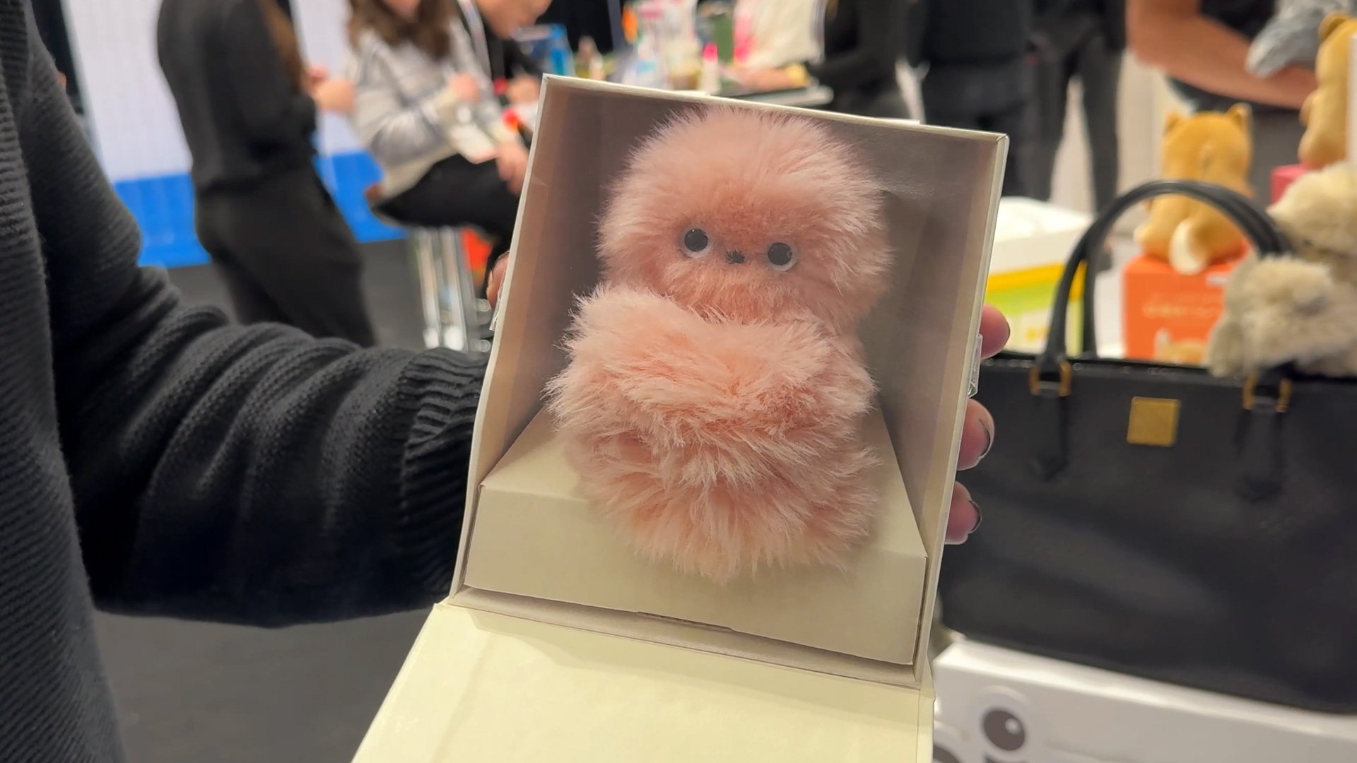 Mirumi bag pendant with robotic movement and emotions without internet