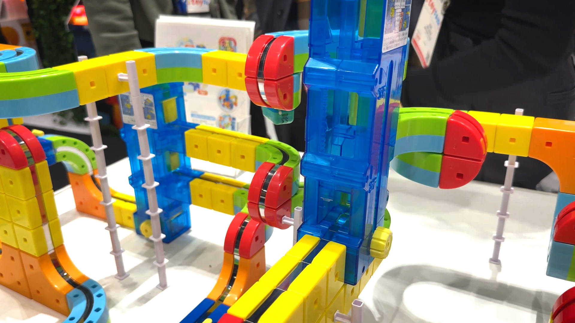 Rail Cube clamp block system with magnetic train for children