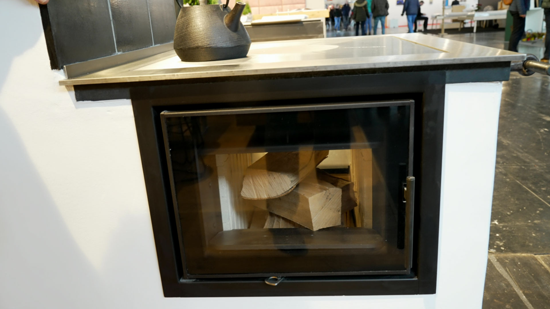 Cooking with a tiled stove