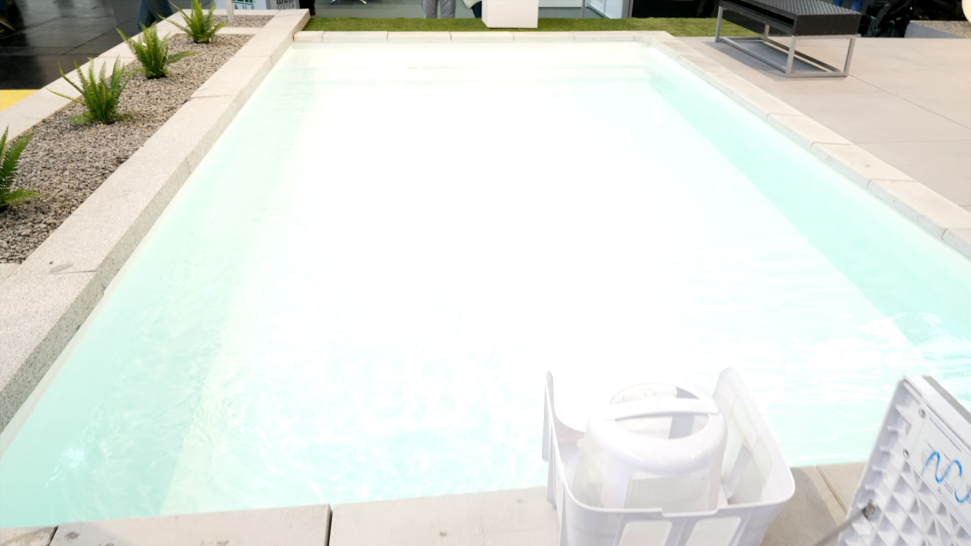 Pool with skimmer low water consumption