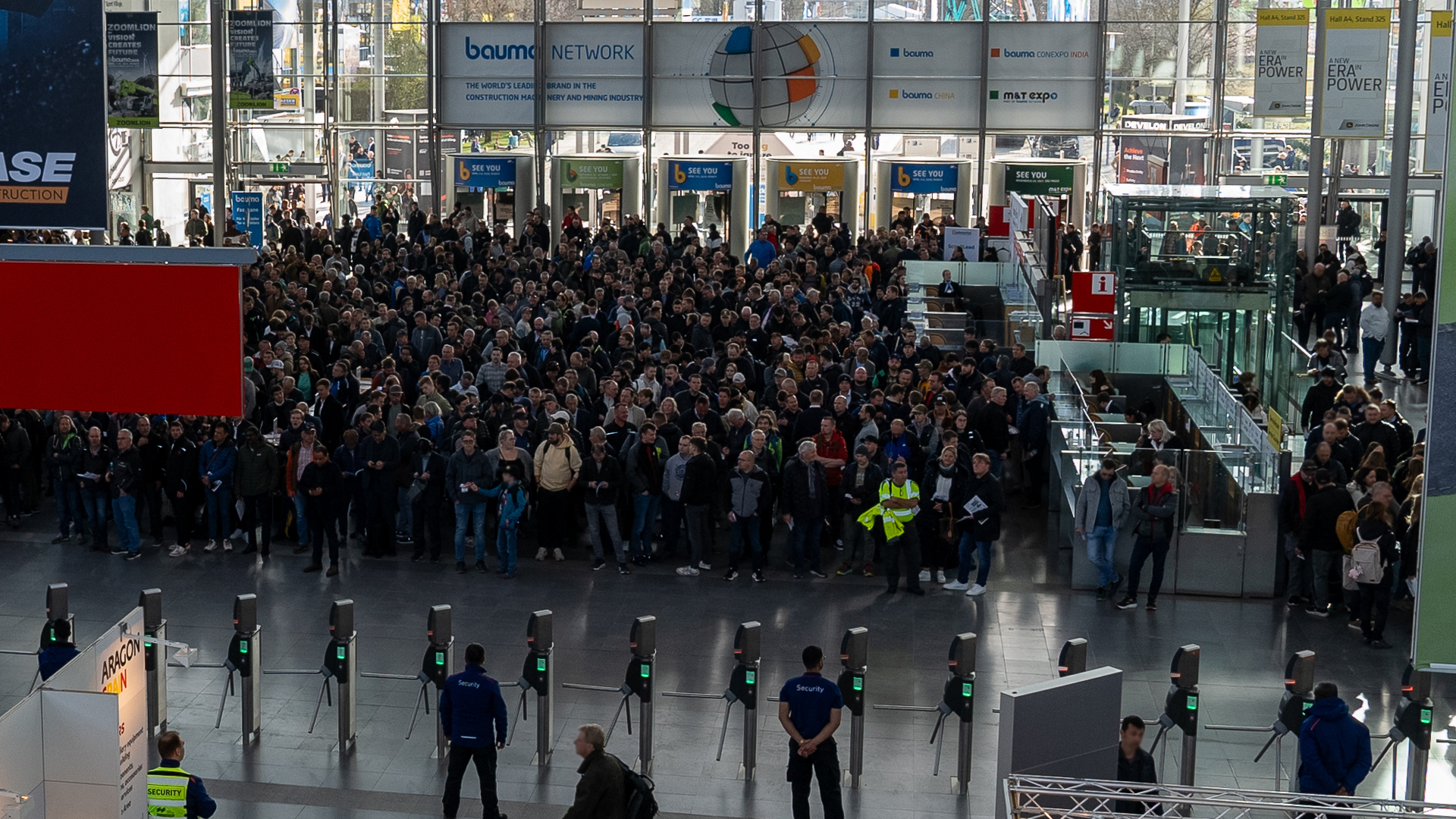 Trade fairs a success story with tradition Entrance hall Trade fair with many visitors