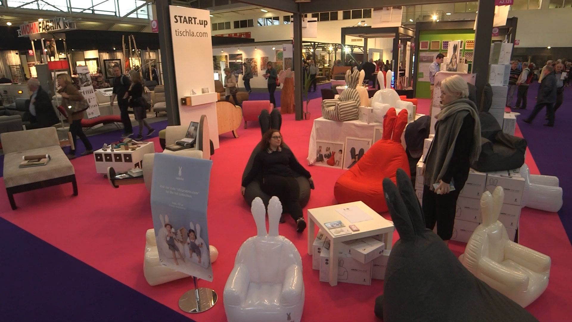 Young companies showcase themselves in the start-up area of the Heim und Handwerk trade fair