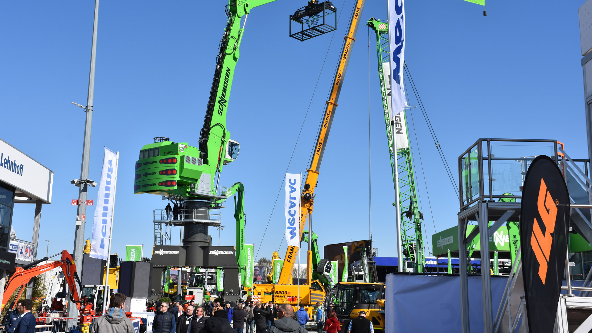 Bauma set-up in Munich: Live webcam, construction machinery delivery, stand assembly and video team from Messe.TV - combined for a comprehensive overview.