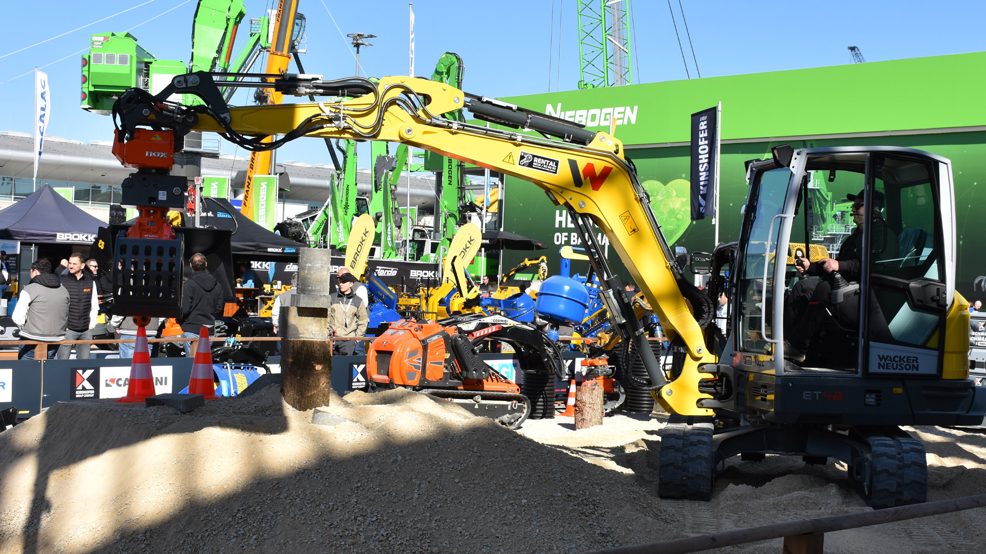 Children and adults can experience technology up close at interactive stations at bauma - with a mini construction site, model course, VR experiences and machine demonstrations.