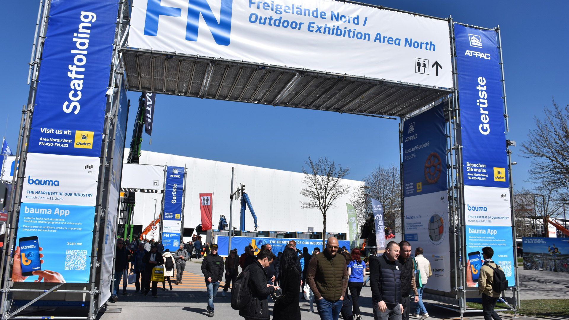 Visitors enter bauma in Munich with tickets - symbolic image for free admission and an international trade fair atmosphere.