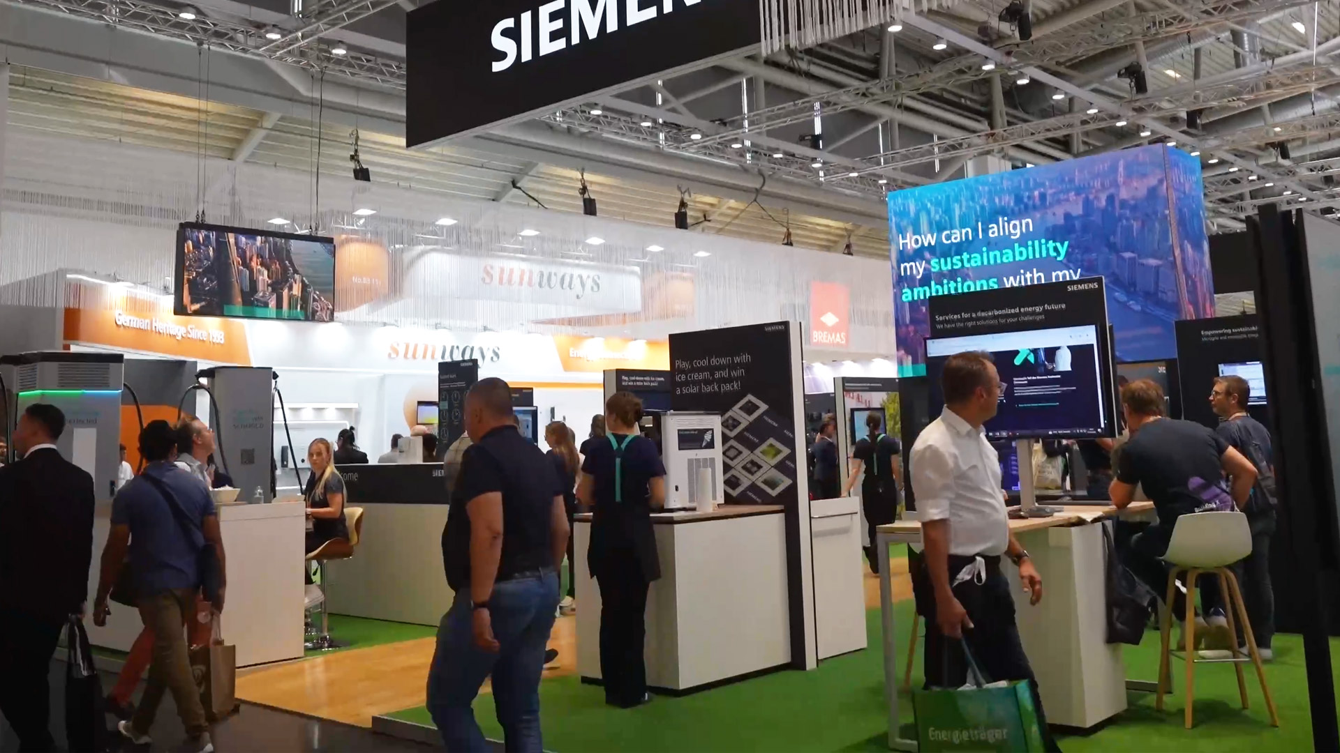 Visitors chatting at a regional trade fair – open booths, a personal atmosphere, and exchanges on equal terms.