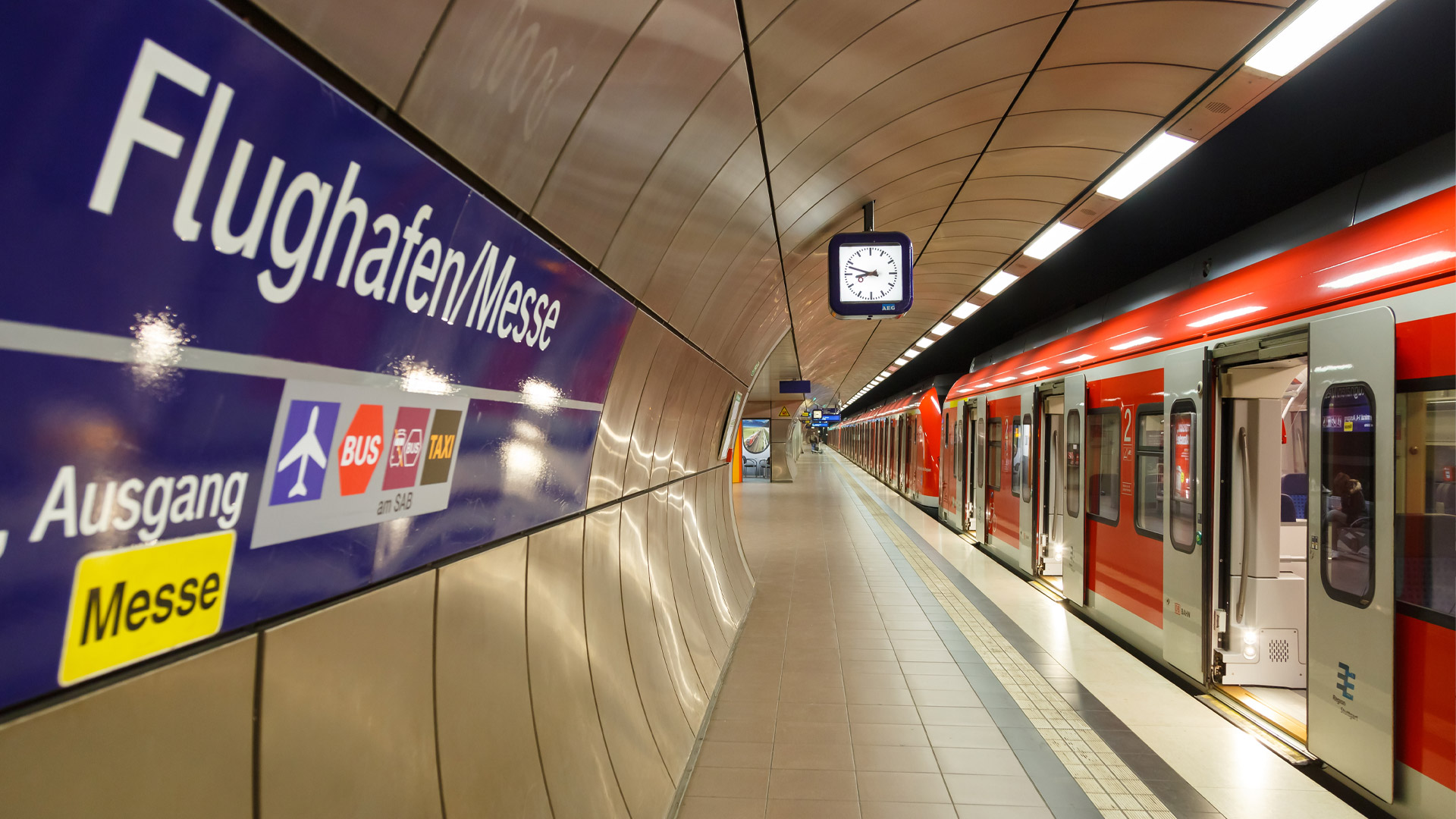 Panoramic view of the Stuttgart Exhibition Center with adjacent S-Bahn station – ideal for quick and stress-free travel by train or from the airport.