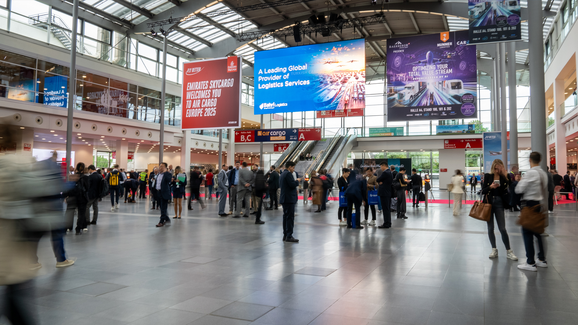 Besucher auf der Logistikmesse transport logistic in München