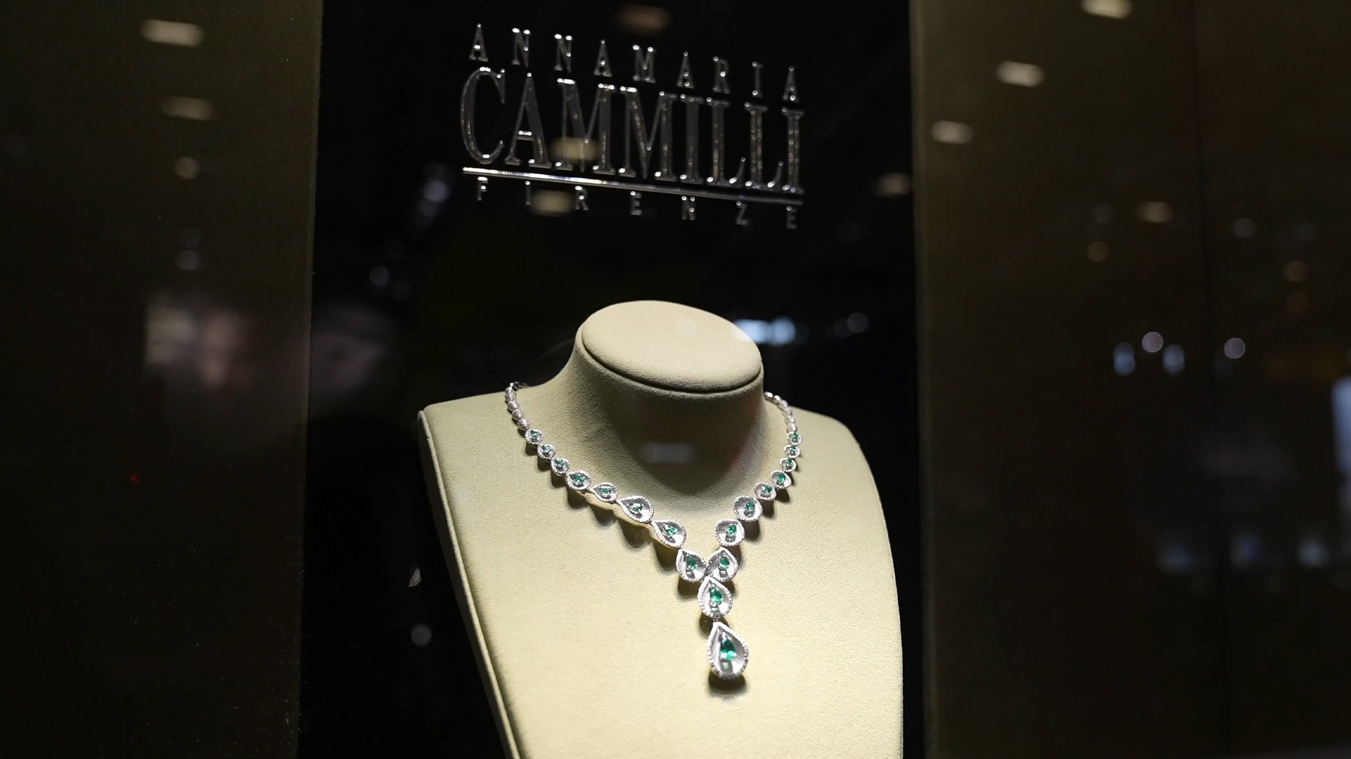 Collier mit Edelsteinen besetzt Inhorgenta Munich