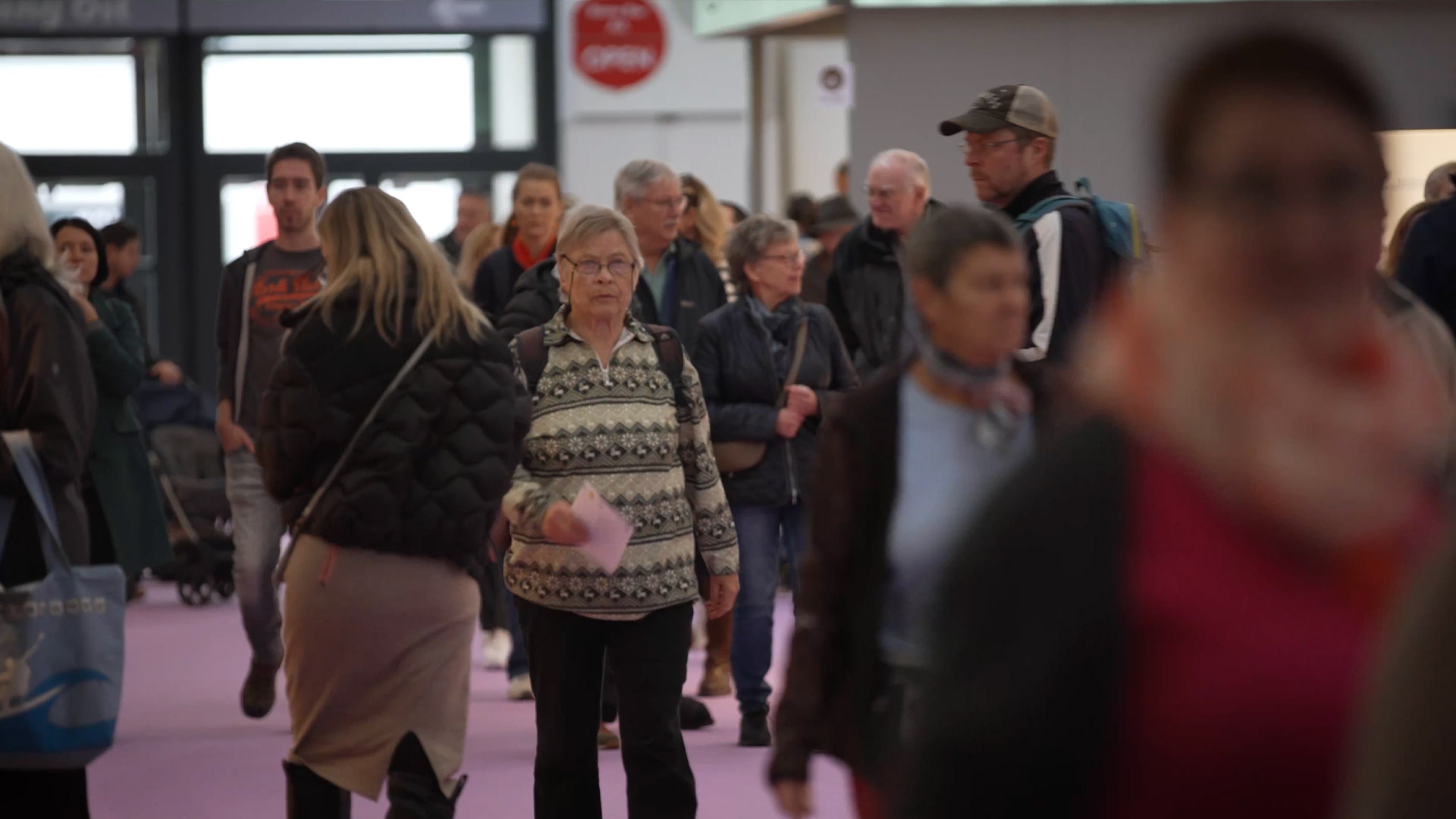 Besucher und Besucherinnen strömen auf die Heim und Handwerk Messe in München