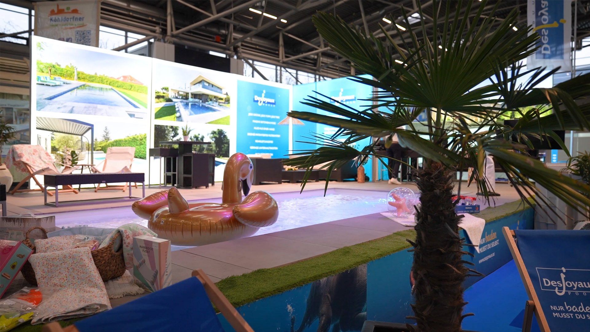 Swimmingpool auf Handwerksmesse München Fotomagnet bei den Messebesuchern