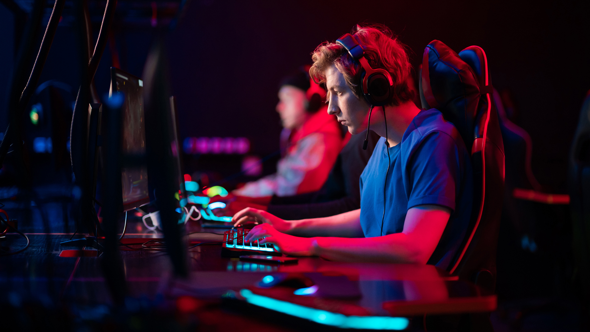 Professionelle esports-Spieler bei einem Online-Turnier. Das Cyber-Team spielt Computer und trainiert